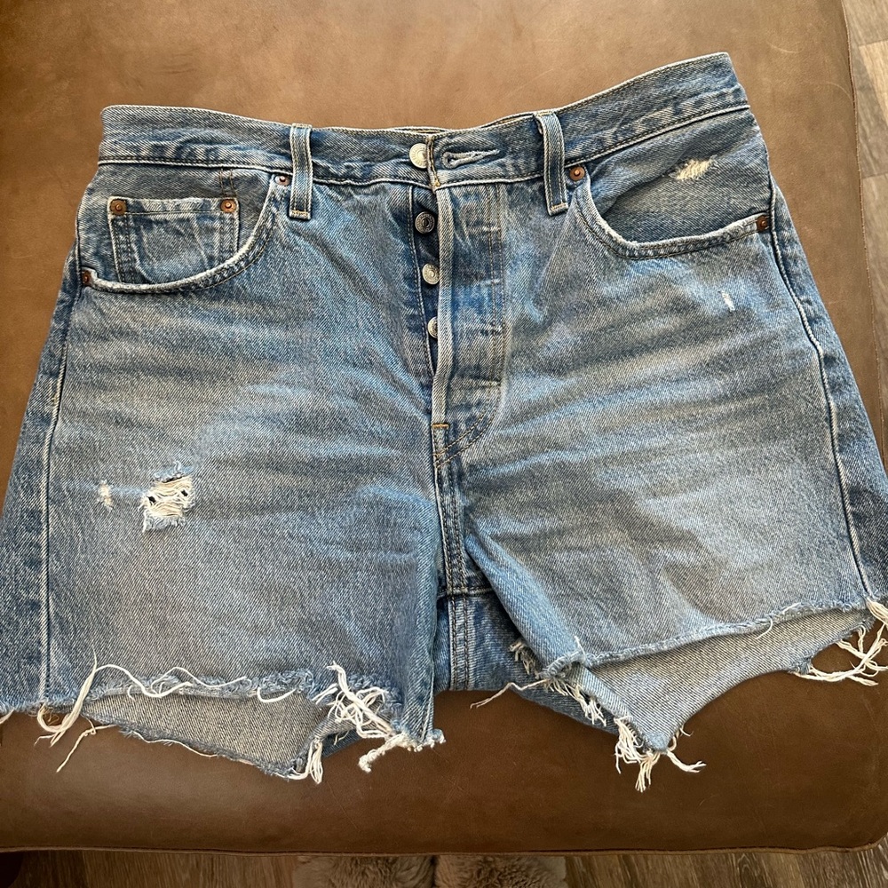 Women’s Levi shorts size 29.
